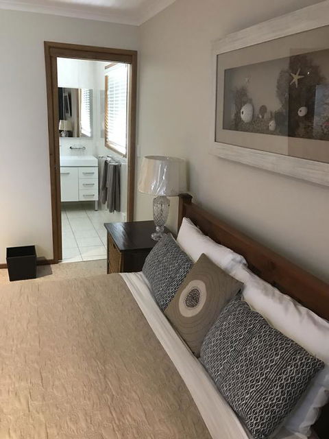 Lakeside Chalet & Studio - Yamba Accommodation 3