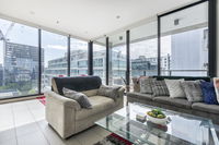 LIGHT AIRY SPACIOUS QUEENS ROAD APARTMENT