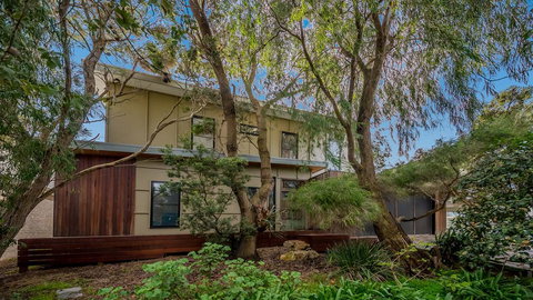 LUXURY BY THE SEA - CLOSE TO THE BEACH - Yamba Accommodation 0