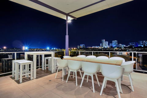 Luxury Darwin City Lights Jacuzzi Central Location Large House New Furnishings - Yamba Accommodation 0