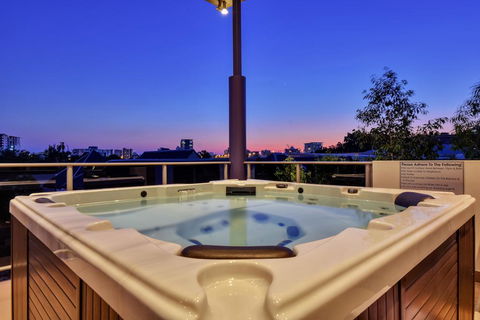 Luxury Darwin City Lights Jacuzzi Central Location Large House New Furnishings - Yamba Accommodation 3