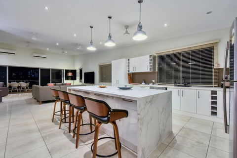 Luxury Darwin City Lights Jacuzzi Central Location Large House New Furnishings - Yamba Accommodation 2