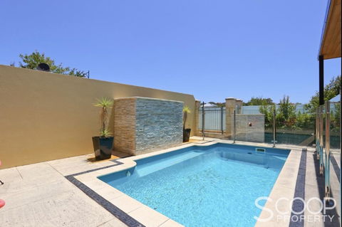 LUXURY VILLA W POOL & SPAS - Yamba Accommodation 2