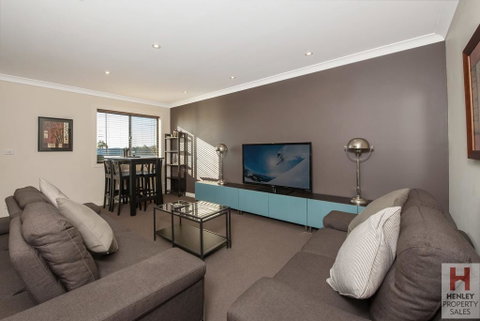 Maison Noir 2 - Well Appointed Modern Accommodation With Mountain Views - Yamba Accommodation 1