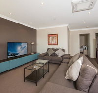 Maison Noir 2 - Well appointed modern accommodation with mountain views - Yamba Accommodation