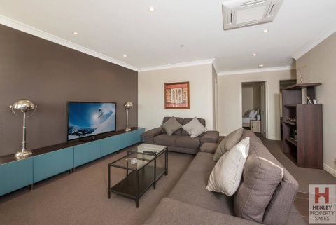 Maison Noir 2 - Well Appointed Modern Accommodation With Mountain Views - Yamba Accommodation 0