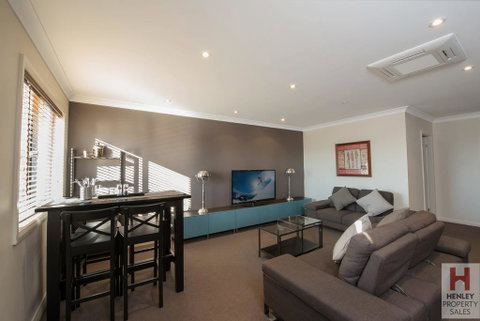 Maison Noir 2 - Well Appointed Modern Accommodation With Mountain Views - Yamba Accommodation 2