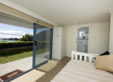 Mick's Apartment - Seal Rocks Beachfront - Yamba Accommodation 2