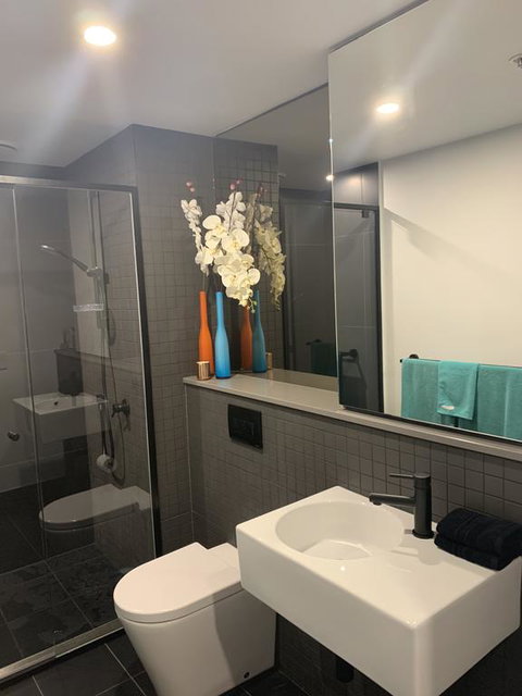 Midnight@Braddon Modern Executive Apt, Pool, Sauna, Secure Parking, Wine - Yamba Accommodation 2