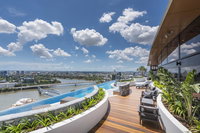 Modern Apartment in South Brisbane Infinity Pool