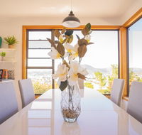 Moonah House-10 mins to CBD  MONA 4BR 2 BATH great view park 3 cars sleep 11 king bed en-suite - Yamba Accommodation