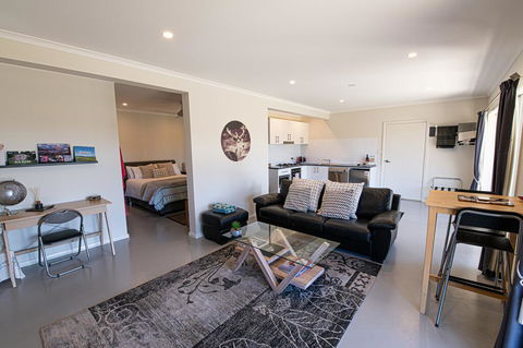 Mortimers Wines - The Vines Studio - Yamba Accommodation 2