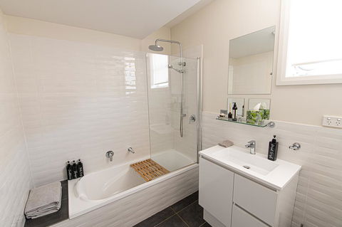 Mortimers Wines - The Vines Studio - Yamba Accommodation 3