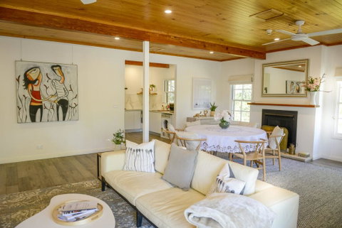 Myrtle Tree Lodge - Flowers, Kangaroo Valley - Yamba Accommodation 2