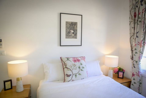 Myrtle Tree Lodge - Flowers, Kangaroo Valley - Yamba Accommodation 1