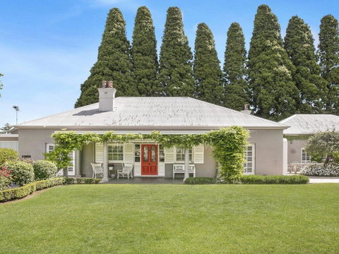 Nattai Lodge - House & Cottage In Beautiful Garden - Yamba Accommodation 0