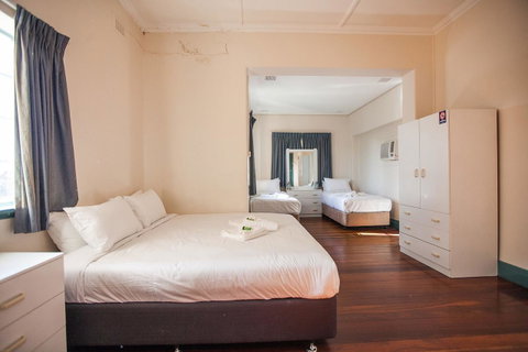 Captain Stirling Hotel - Yamba Accommodation 2