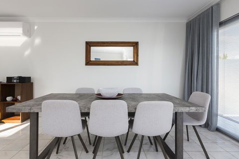 Cottesloe Beach House II - Yamba Accommodation 5