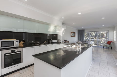 Cottesloe Beach House II - Yamba Accommodation 2
