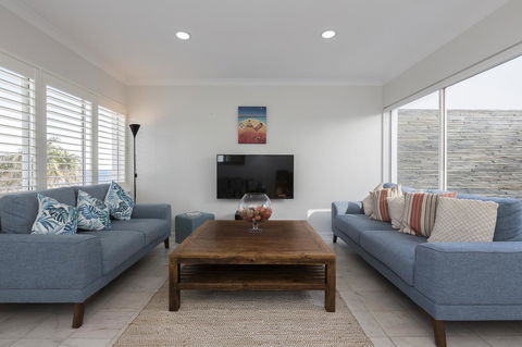 Cottesloe Beach House II - Yamba Accommodation 4