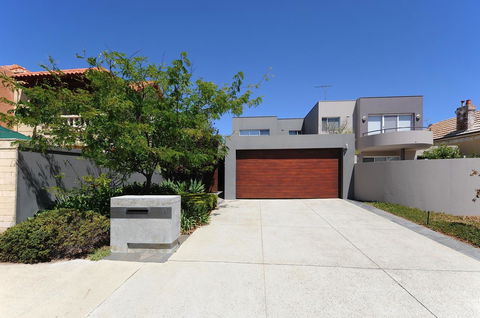 Cottesloe Beach House II - Yamba Accommodation 22