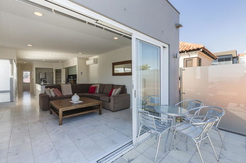 Cottesloe Beach House II - Yamba Accommodation 12