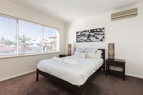 Cottesloe Beach House II - Yamba Accommodation 14