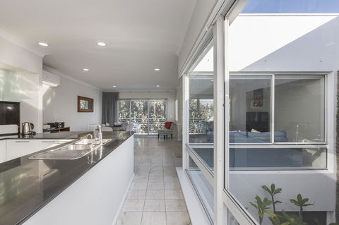 Cottesloe Beach House II - Yamba Accommodation 3