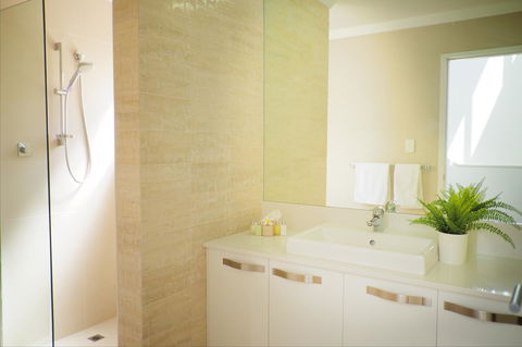 Cottesloe Artist's Beach Retreat - Yamba Accommodation 25