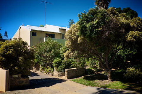 Cottesloe Artist's Beach Retreat - Yamba Accommodation 4