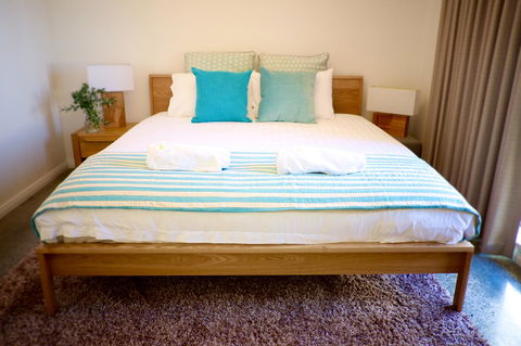 Cottesloe Artist's Beach Retreat - Yamba Accommodation 9