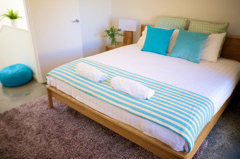 Cottesloe Artist's Beach Retreat - Yamba Accommodation 13