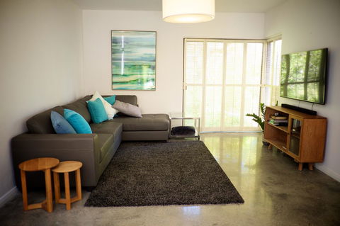 Cottesloe Artist's Beach Retreat - Yamba Accommodation 5