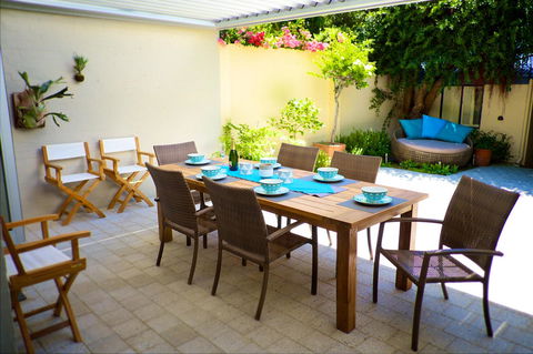 Cottesloe Artist's Beach Retreat - Yamba Accommodation 2