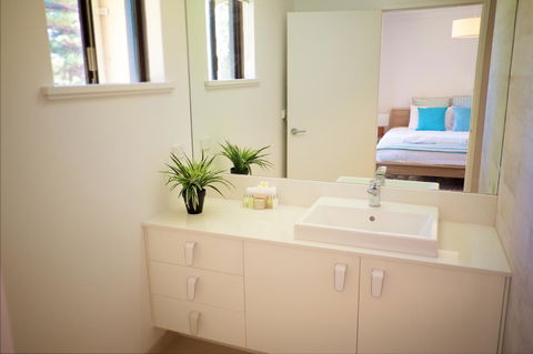 Cottesloe Artist's Beach Retreat - Yamba Accommodation 20
