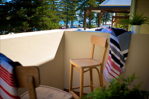 Cottesloe Artist's Beach Retreat - Yamba Accommodation 14