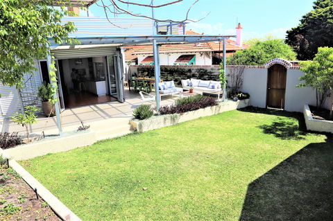 Fremantle Heritage Home For You To Enjoy! - Yamba Accommodation 13