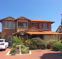 Crossland House - Yamba Accommodation