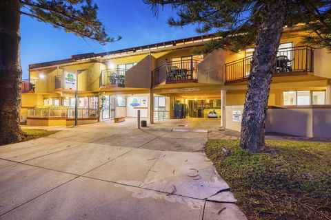 Cottesloe Beach Chalets - Yamba Accommodation 6