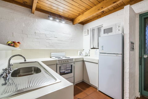 Cottesloe Beach Chalets - Yamba Accommodation 34