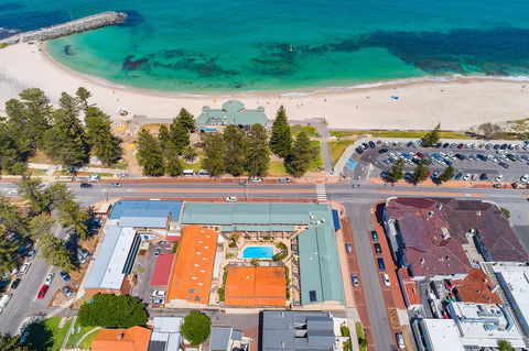Cottesloe Beach Chalets - Yamba Accommodation 12