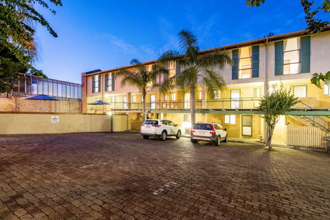Cottesloe Beach Chalets - Yamba Accommodation 9