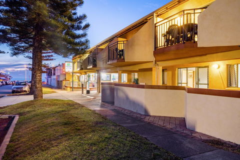 Cottesloe Beach Chalets - Yamba Accommodation 4