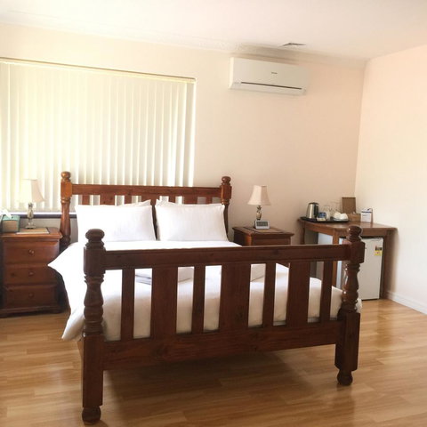 The Royal Dolphin Bed & Breakfast Safety Bay - Yamba Accommodation 4