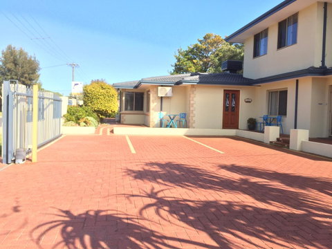 The Royal Dolphin Bed & Breakfast Safety Bay - Yamba Accommodation 7