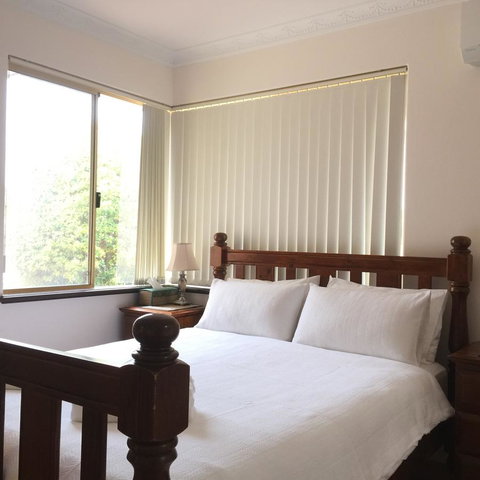 The Royal Dolphin Bed & Breakfast Safety Bay - Yamba Accommodation 3
