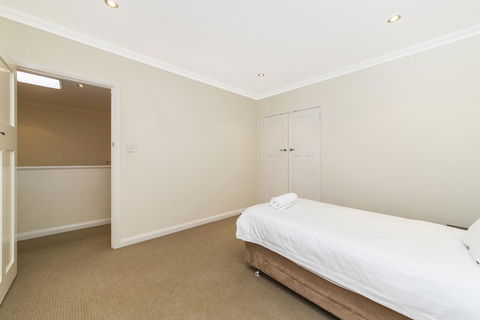 Inner Western Suburbs Retreat - Yamba Accommodation 29
