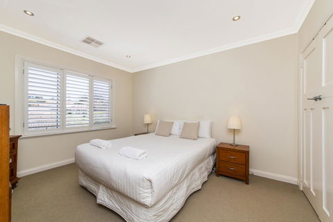 Inner Western Suburbs Retreat - Yamba Accommodation 34