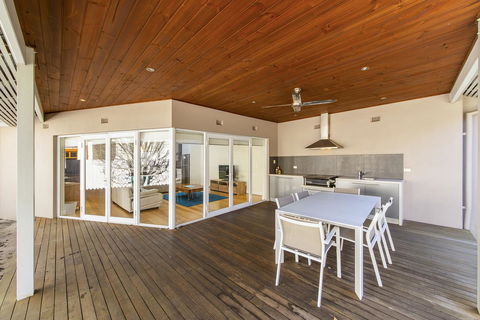 Inner Western Suburbs Retreat - Yamba Accommodation 2