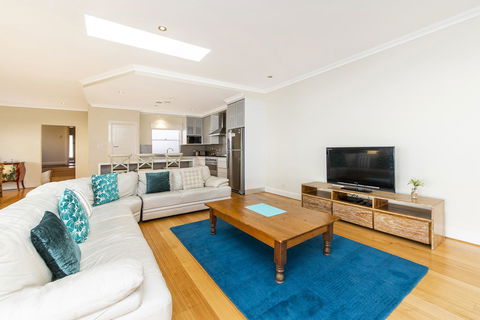 Inner Western Suburbs Retreat - Yamba Accommodation 9
